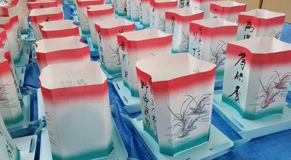 地元の人たちが手作業で組み立てる灯籠