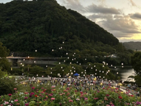芝生広場では、ランタンの打ち上げが行われます