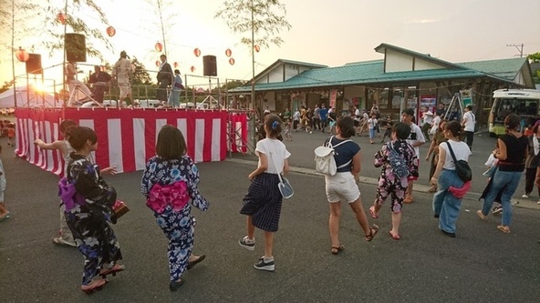 盆踊りや打ち上げ花火でお祭りを盛り上げます(一社)岐阜県観光連盟