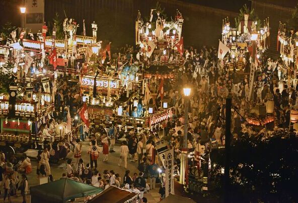 最終日の夜には光り輝く各山車が集合し、人々の熱気と歓喜のなか、祭りがクライマックスを迎えます