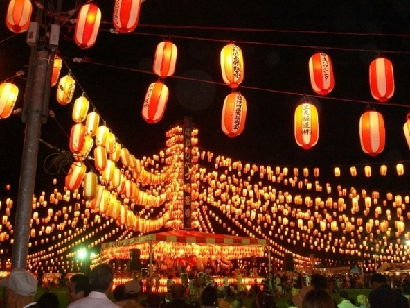 夜空に浮かぶ幻想的な提灯