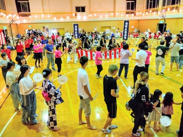 会場では、盆踊りの基本的な踊り方を教えてもらえるので、初心者でも安心して参加できます