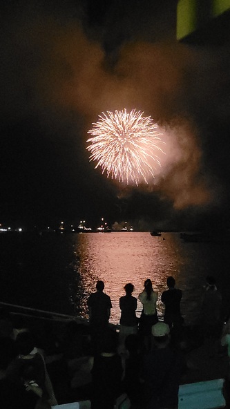 海上に打ちあがる花火の様子
