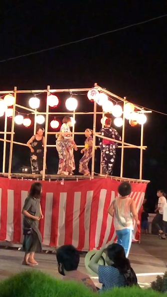 盆踊りは、中央にやぐらを組んでにぎやかに行われます