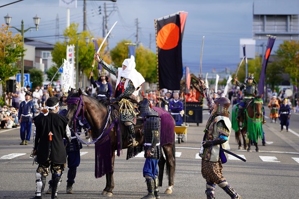 馬と武将という、タイムスリップしたかのような光景が見られます