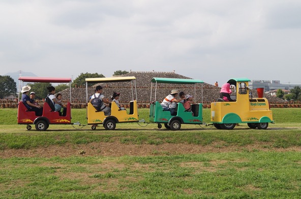 親子で乗車できる「古墳トレイン」