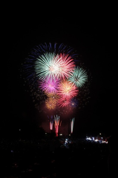 夏の夜空に打ち上がるカラフルな花火