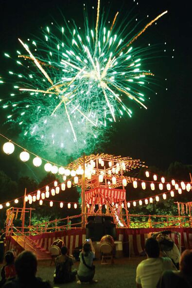 盆踊りの櫓(やぐら)と花火の競演はまさに絶景!