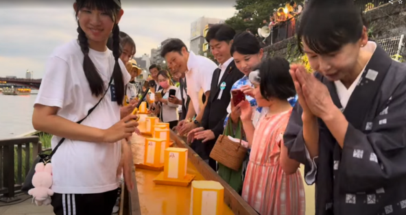 灯籠に手を合わせ、静かに願いを込めるひととき
