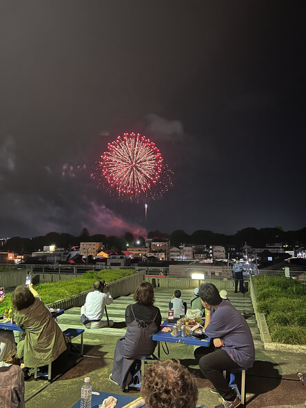毎年約2万人もの人が訪れる、人気の花火大会です
