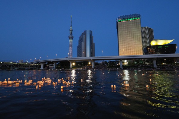 夕暮れの隅田川を彩る灯籠と東京スカイツリーの競演(写真提供:台東区)