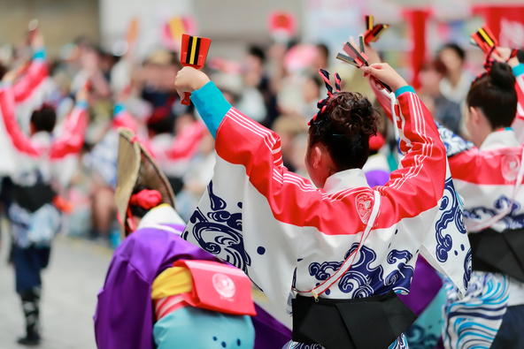 例年8月上旬に行われる高知市のよさこい祭りには、約2万人もの踊り子が参加します(画像提供:hamahiro / PIXTA)
