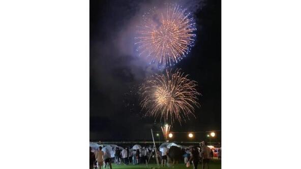 花火は河川敷から打ち上がります
