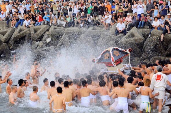 神輿が海へと入っていく、珍しい光景は必見です