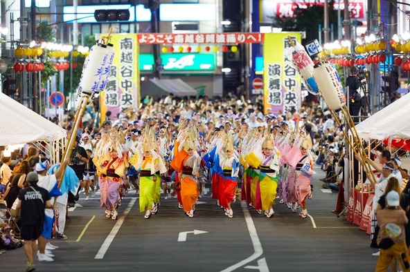 ダイナミックな踊りを間近で楽しみましょう