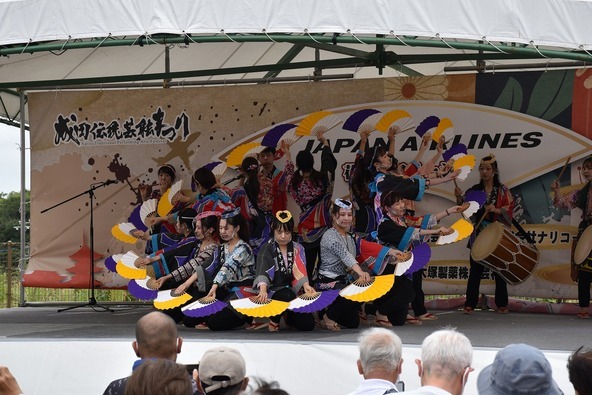 躍動感あふれる身振りや手振りが特徴の「仙台すずめ踊り」