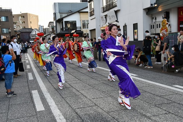 力強い太鼓と笛の音色にあわせて踊る「盛岡さんさ踊り」