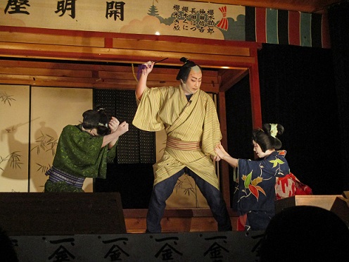 地域の若者による熱演が繰り広げられます
