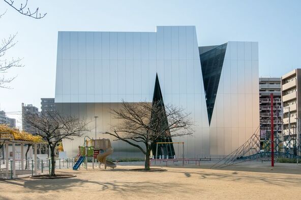 「すみだ北斎美術館」の外観