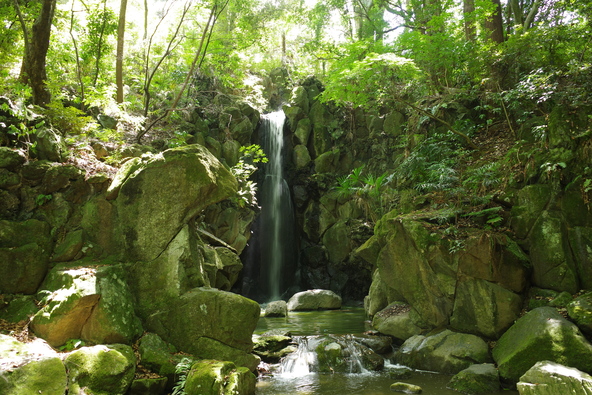 「成田山公園」の奥にある「雄飛の滝」(画像提供:ふぇありー / PIXTA)