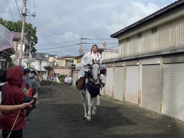 「小室浅間神社」で飼育されている神馬が登場します