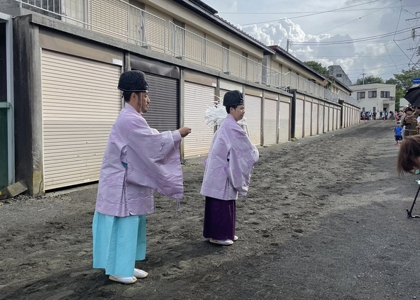 地面には馬の蹄の跡が残ります