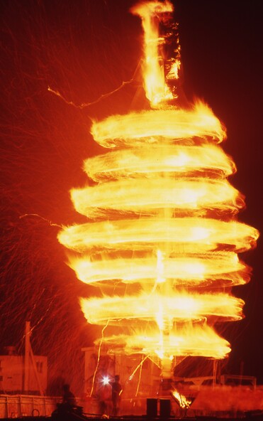 闇夜に浮かび上がる炎の輪は、勇壮かつ幻想的な光景を作り出します