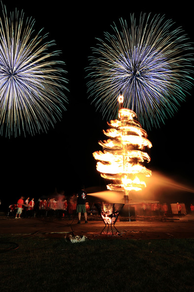 静かな夜空を彩る花火と燃えさかる炎が織りなす光景に子供も感動!