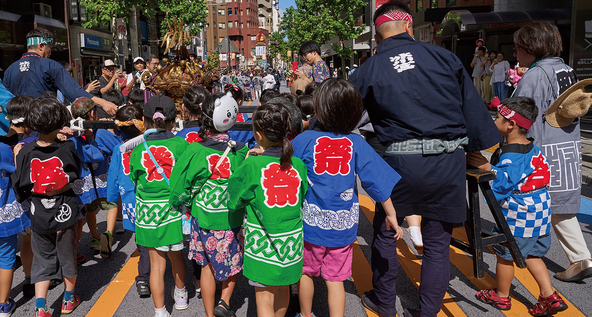 赤坂のまちなかに、子供たちの元気のいい掛け声が響き渡ります