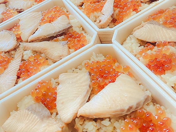炊き込みご飯に鮭の身とイクラをたっぷりのせた「はらこ飯」をご賞味あれ♪
