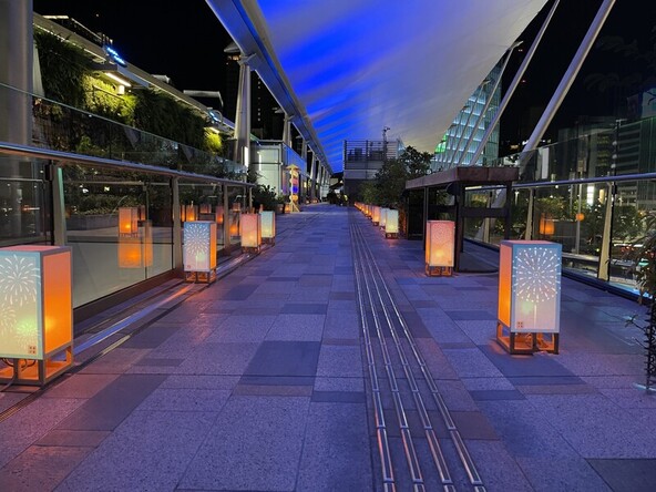 約100基の灯籠が夏の東京駅を彩ります