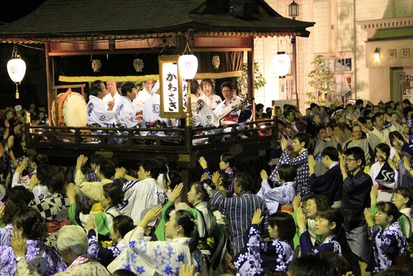 さまざまな会場で行われます