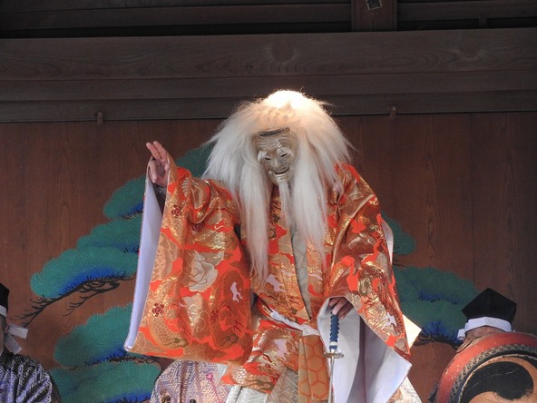 情緒あふれる動きの舞いは子供の興味をひきつけます(写真は過去開催時の様子)