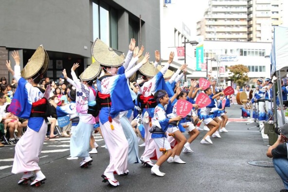 各連の個性的な衣装や、独自の振り付けも見どころ
