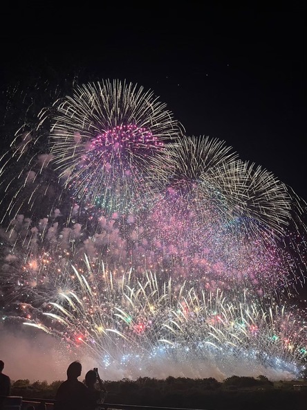 川側から流れる高品質な音響とともに、最高の花火ショーを体験できます