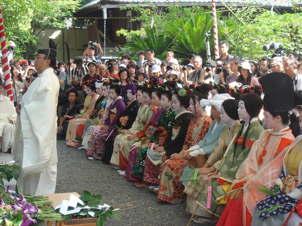 色とりどりの着物姿の女性が参列し、厳かな雰囲気で執り行われる神事の様子