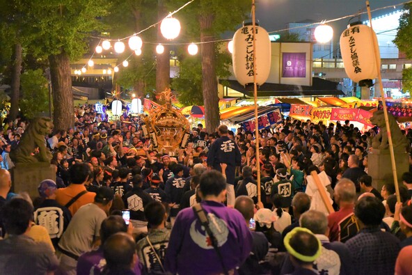 担ぎ手と参拝客が一体になって祭りを盛り上げます