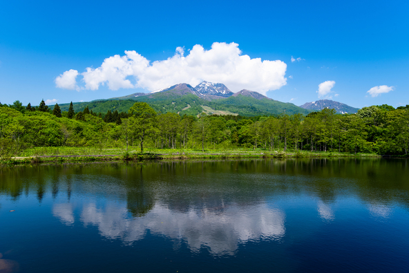 「いもり池」と水面に映る“逆さ妙高山”(画像提供:NaturalUni / PIXTA)