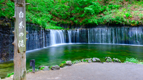 清涼感あふれる「白糸の滝」(画像提供:ばりろく / PIXTA)