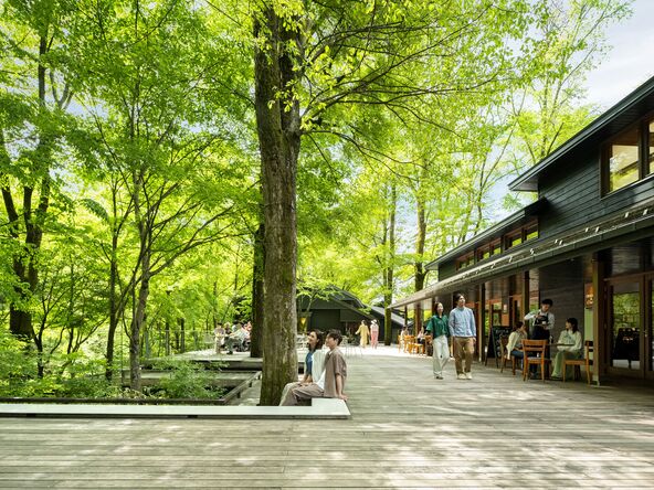 星野リゾートの創業地「軽井沢星野エリア」。足湯やショッピングなど多彩な楽しみがあります