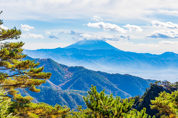 ロープウェイを上った山頂には、天気がいいと富士山が見える場所も(画像提供:ゆうた1127 / PIXTA)