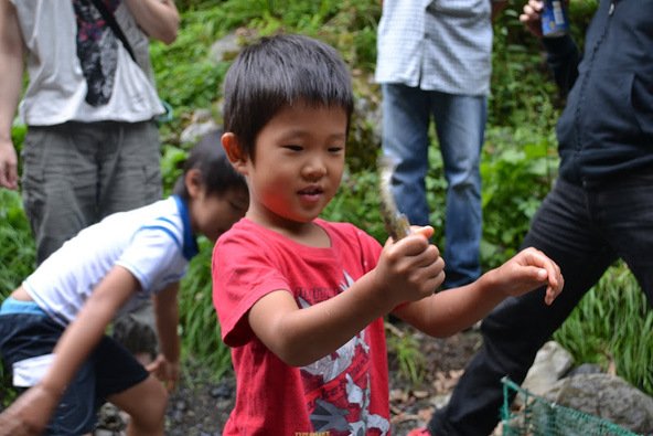 子供たちが夢中になる魚のつかみ取り(画像提供:トラウトファーム秋川)