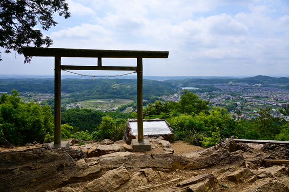 日和田山の展望スポット・二の鳥居(画像提供:massyu / PIXTA)
