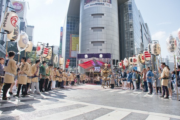 「SHIBUYA109」前に神輿が集まり、パレードが盛大にスタートします