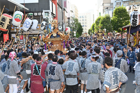 勇壮な神輿が吉祥寺のまちを練り歩き、威勢のいい掛け声が響きます(写真提供:吉祥寺秋まつり実行委員会)