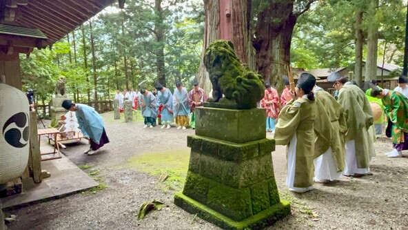 塩原八幡宮の御神湯の奉納の様子