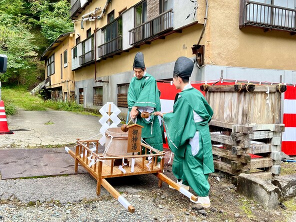 御神湯を元湯から汲み上げる「湯汲み式」