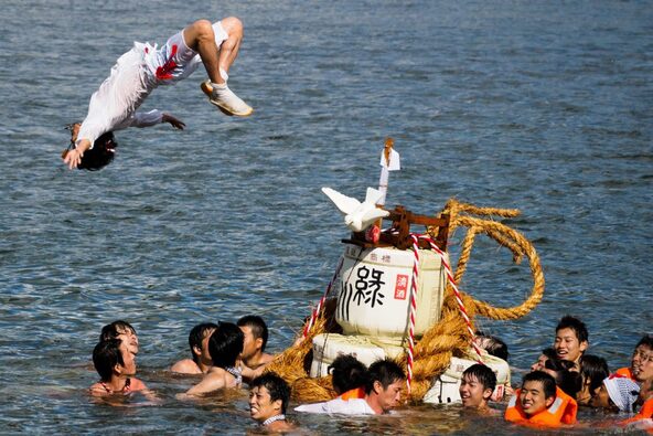 勇壮な「神輿流し」の様子(魚沼市フォトコンテスト入賞作品)