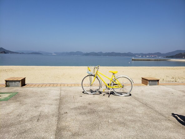 島まで船で向かい、レンタサイクルで巡ることもできます