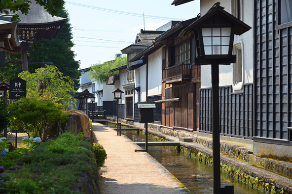 瀬戸川と白壁土蔵街(画像提供:Buuchi / PIXTA)